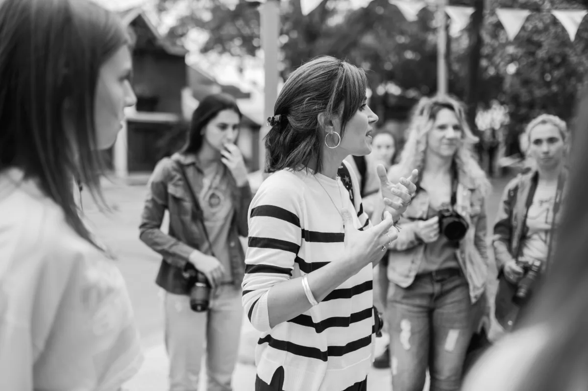 Jimena dirigiendo una sesión en la calle