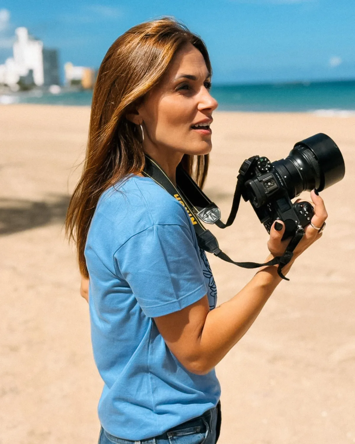 Jimena enseñando a un grupo de fotógrafas en la calle.
